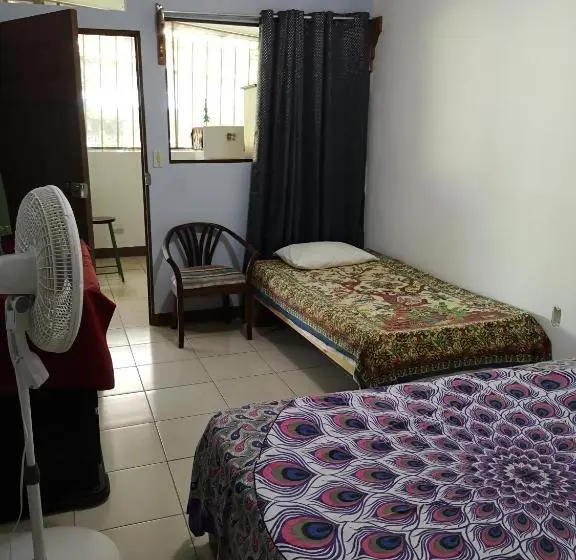 اتاق استاندارد سه نفره, Blue Morpho House B&b