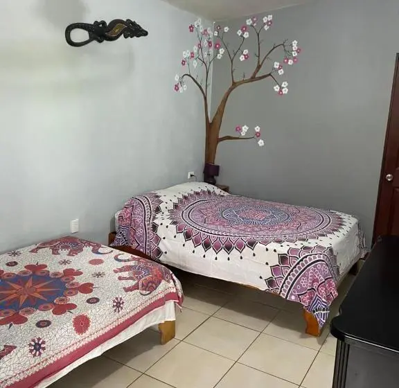 اتاق استاندارد سه نفره, Blue Morpho House B&b