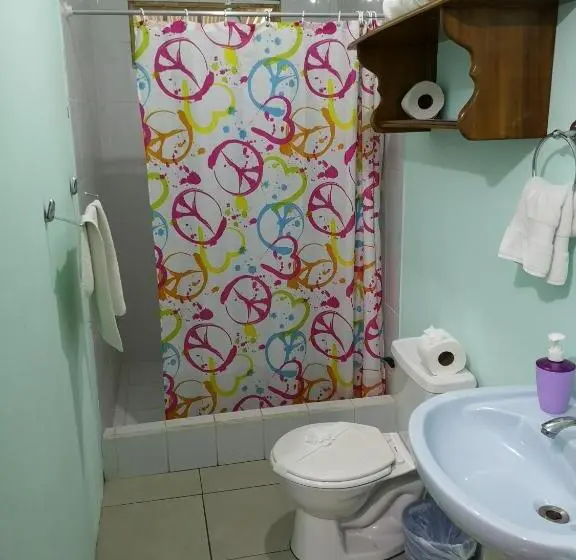 اتاق خانوادگی, Blue Morpho House B&b