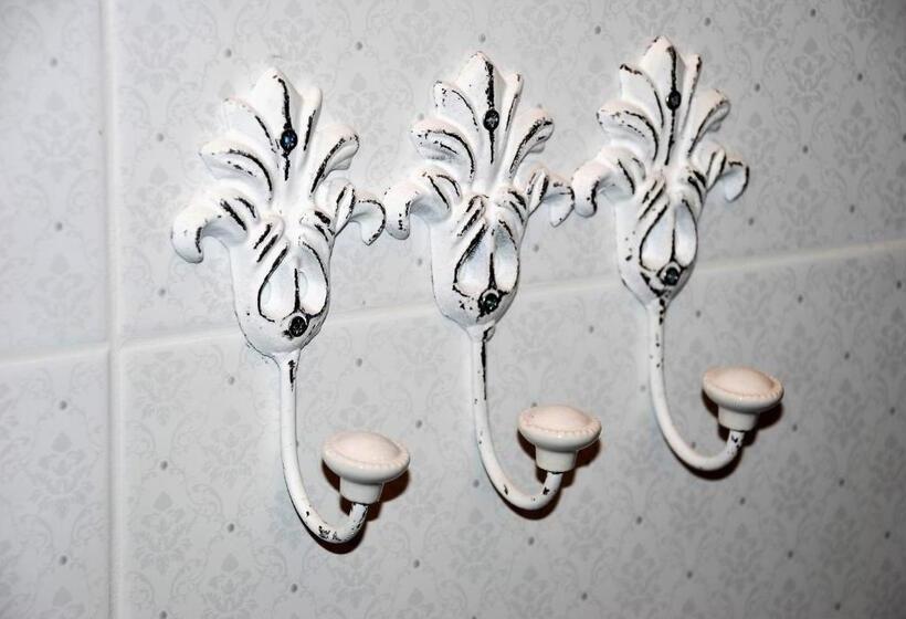 اتاق لوکس سه تخته, Romance