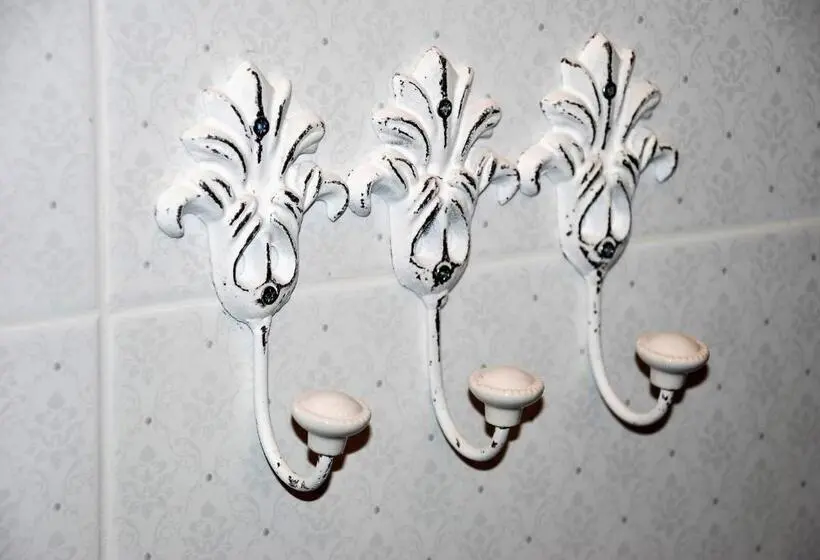 اتاق لوکس سه تخته, Romance
