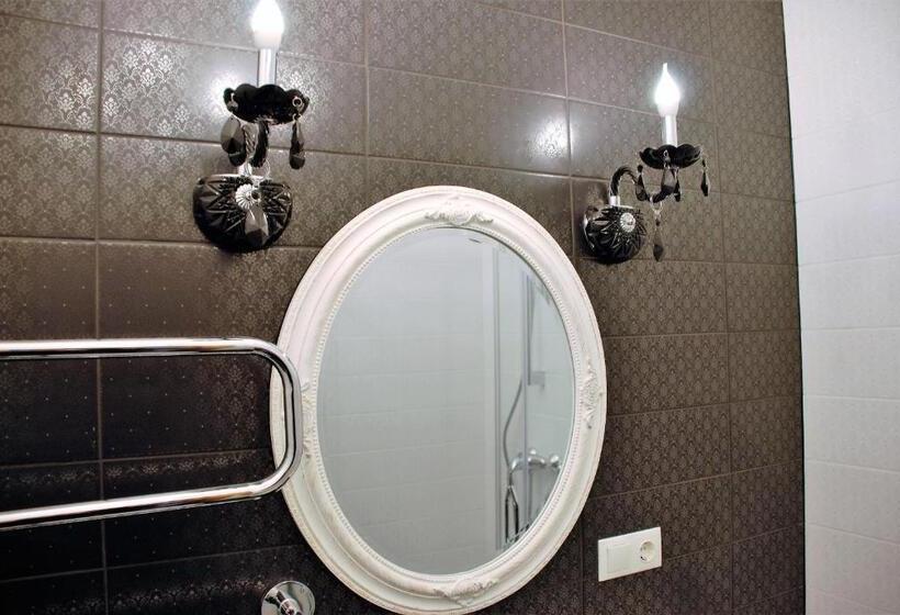 اتاق لوکس سه تخته, Romance