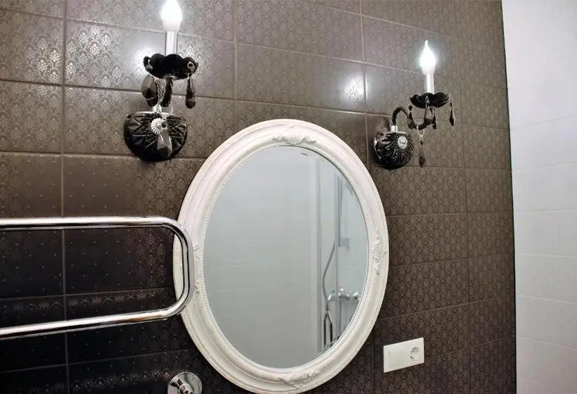 اتاق لوکس سه تخته, Romance