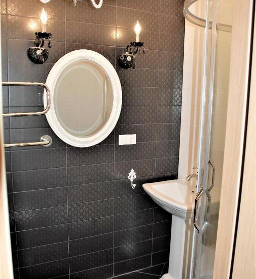 اتاق لوکس سه تخته, Romance