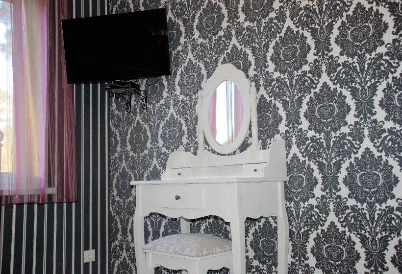 اتاق لوکس سه تخته, Romance