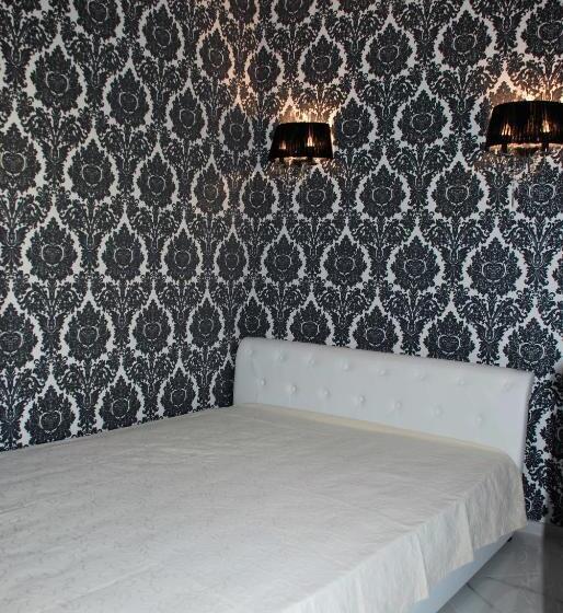 اتاق لوکس سه تخته, Romance