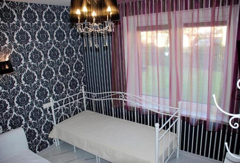 اتاق لوکس سه تخته, Romance