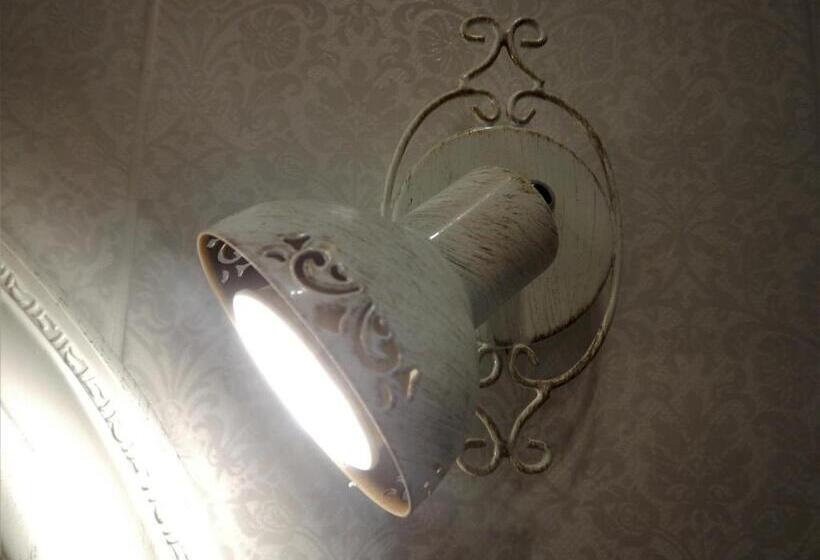 اتاق خانوادگی, Romance