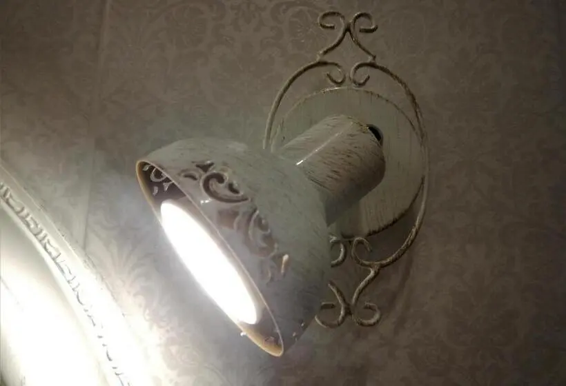 اتاق خانوادگی, Romance