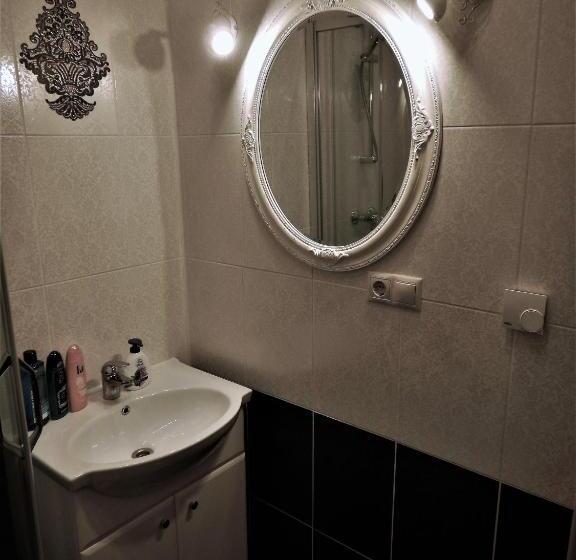 اتاق خانوادگی, Romance