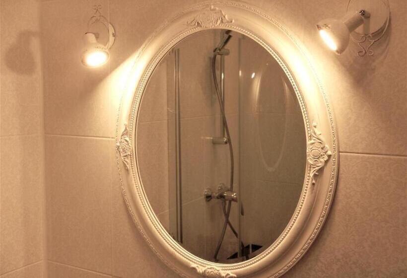 اتاق خانوادگی, Romance