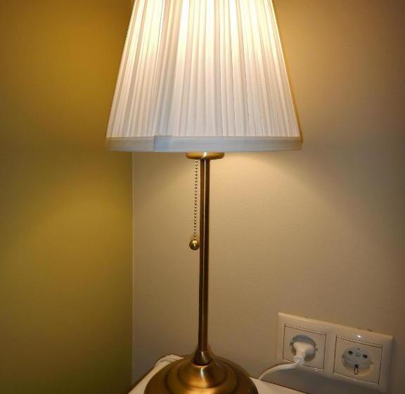 اتاق خانوادگی, Romance