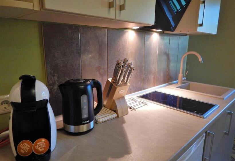 اتاق خانوادگی, Romance