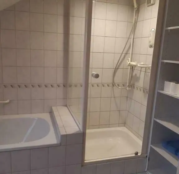 バスルーム共有のシングルスタンダード, Good Bed Reiden