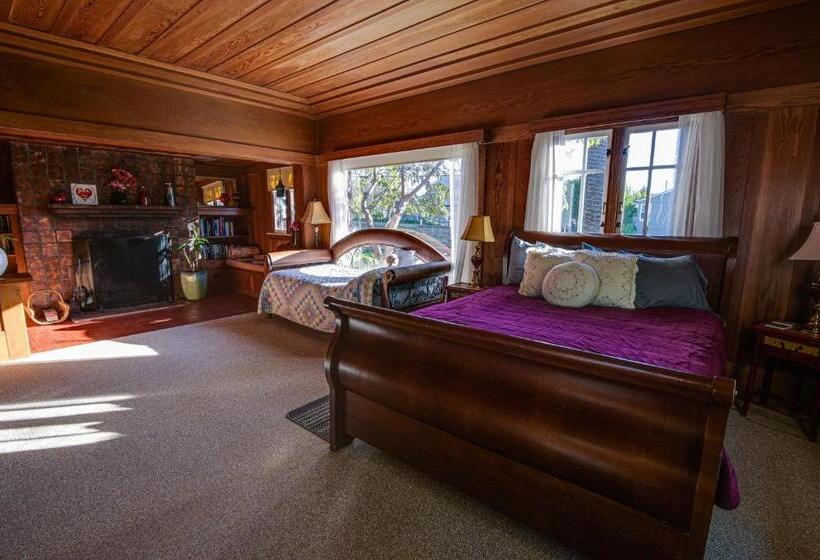 Номер Deluxe, The Captains Quarters