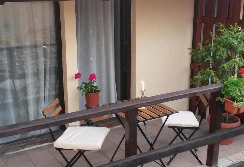 Pokój Czteroosobowy Standard z Balkonem, Casa Veche