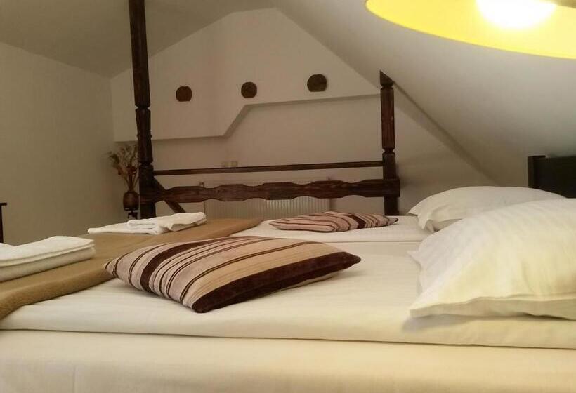 Pokój Czteroosobowy Standard z Balkonem, Casa Veche