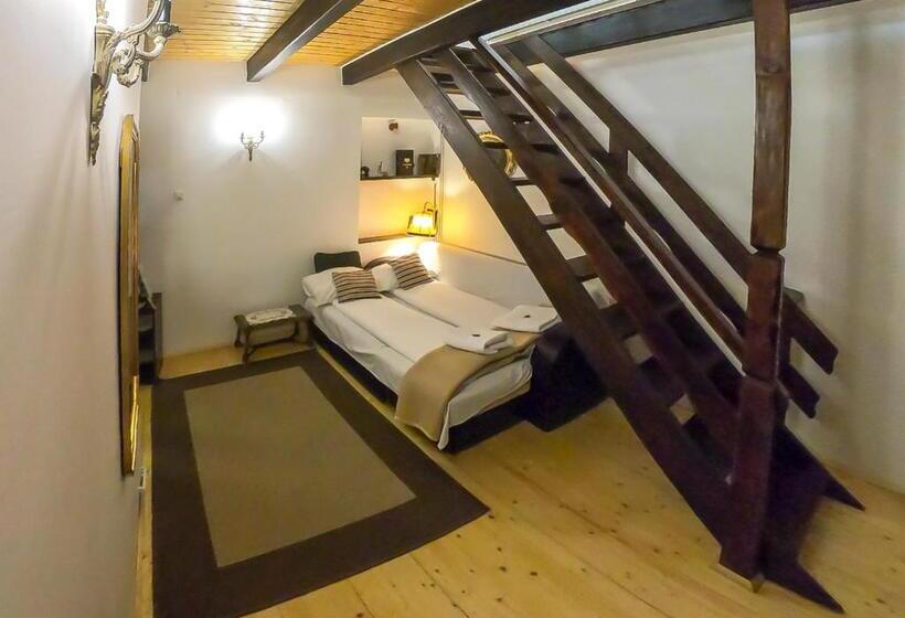 Pokój Czteroosobowy Standard z Balkonem, Casa Veche