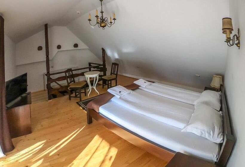 Pokój Czteroosobowy Standard z Balkonem, Casa Veche