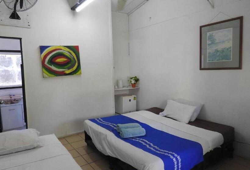 اتاق استاندارد سه تخته با چشم‌انداز باغ, Olivias Accommodation