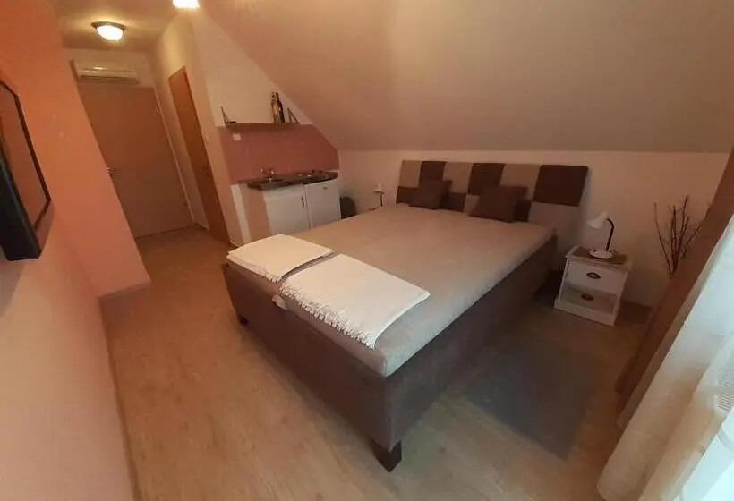 اتاق لوکس با بالکن, Pacsirta Vendégház