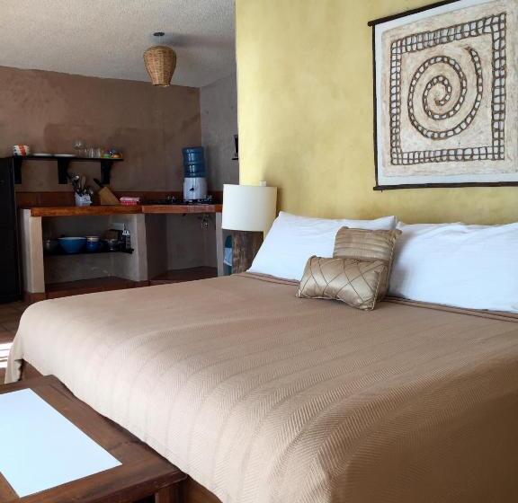 标准平房, Leo's Baja Oasis