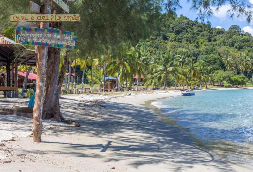 سرير فى غرفة مشتركه, Wild Pasir Panjang