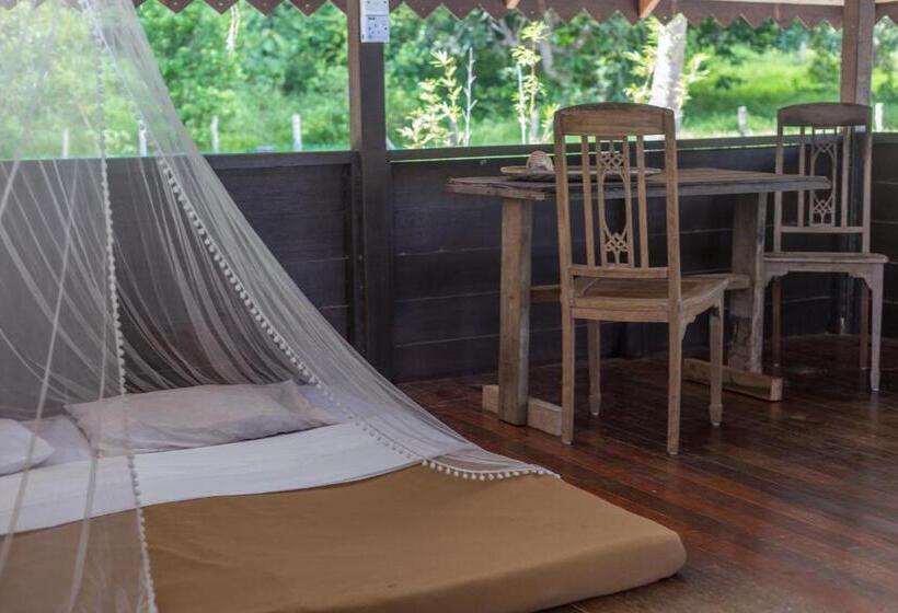 Łóżko we Wspólnym Pokoju, Wild Pasir Panjang