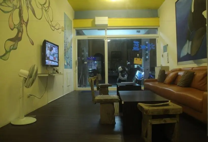 اتاق استاندارد با سرویس بهداشتی مشترک, Light Blue Hostel