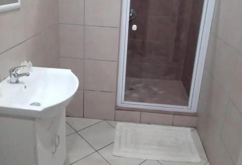 Standard Neljän Hengen Huone, Grand Central Guesthouse