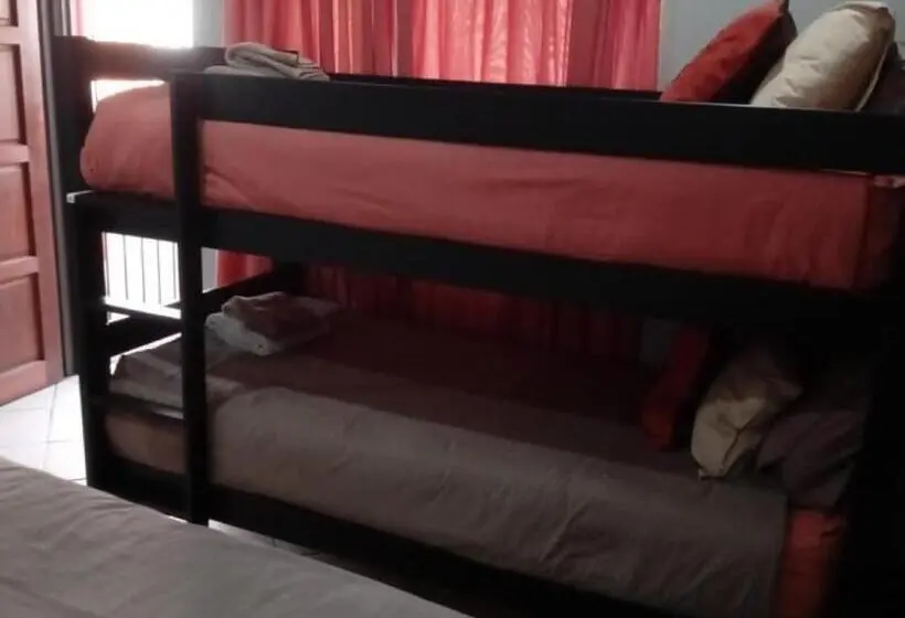 Standard Neljän Hengen Huone, Grand Central Guesthouse