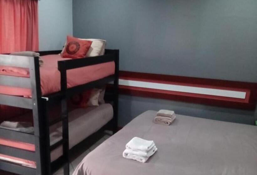 חדר סטנדרט לארבעה, Grand Central Guesthouse