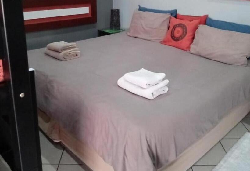 חדר סטנדרט לארבעה, Grand Central Guesthouse