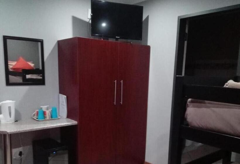 חדר סטנדרט לשלושה, Grand Central Guesthouse