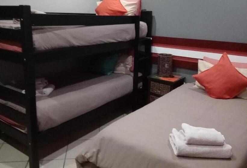 חדר סטנדרט לשלושה, Grand Central Guesthouse