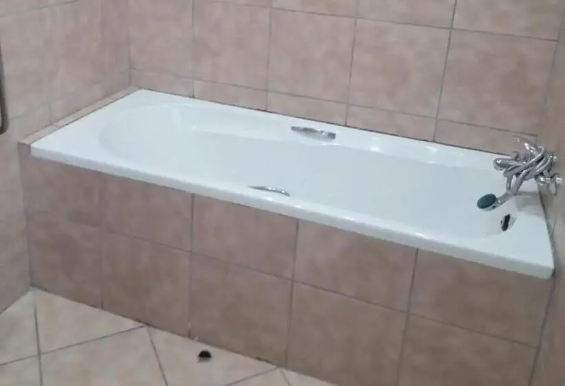 Basic Kolmen Hengen Huone, Grand Central Guesthouse