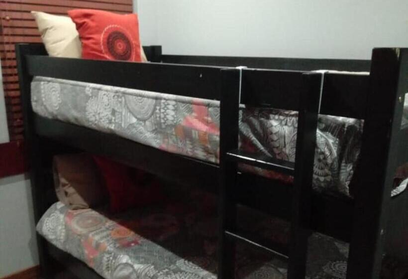 חדר בסיסי לארבעה, Grand Central Guesthouse