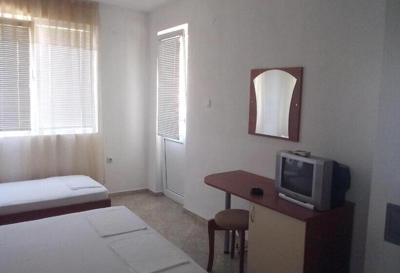 اتاق لوکس سه تخته, Guest House Krasi