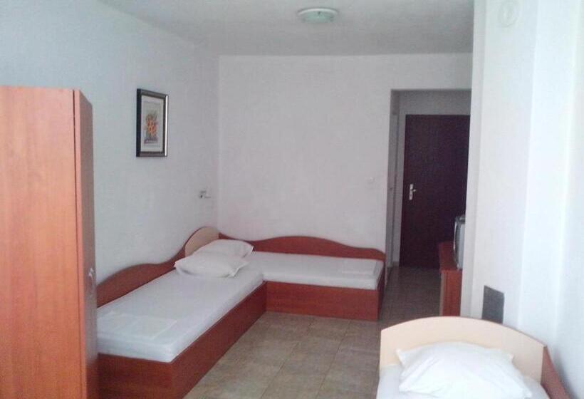 اتاق استاندارد سه نفره, Guest House Krasi