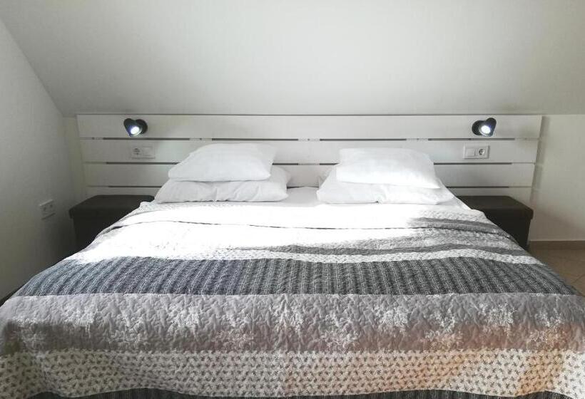 חדר משפחתי נוף לגינה, Malom Tó Vendégház Tapolca