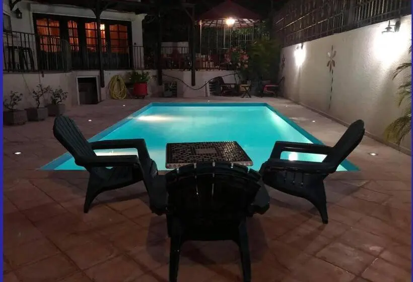 استودیو استاندارد با چشم‌انداز استخر, Villa Labrousse