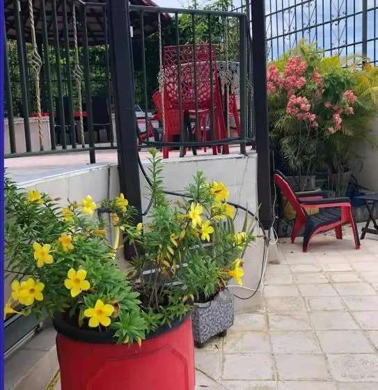 استودیو استاندارد با چشم‌انداز استخر, Villa Labrousse