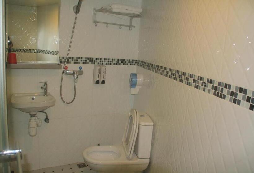 اتاق استاندارد سه نفره, K&b Hostel