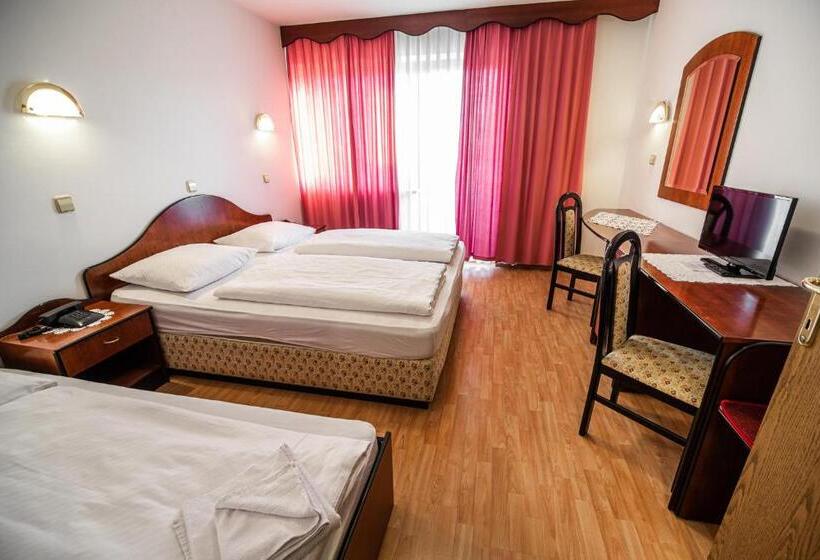 اتاق استاندارد سه تخته با بالکن, Guesthouse Leski Dvor