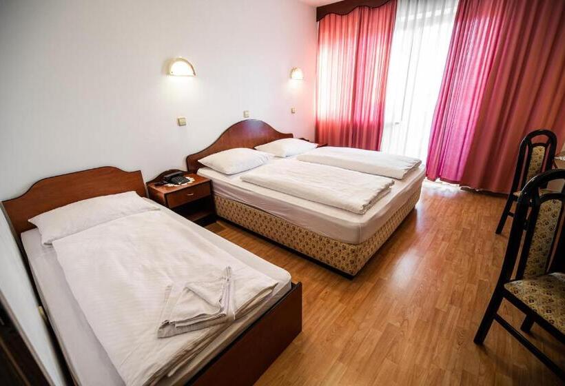 اتاق استاندارد سه تخته با بالکن, Guesthouse Leski Dvor