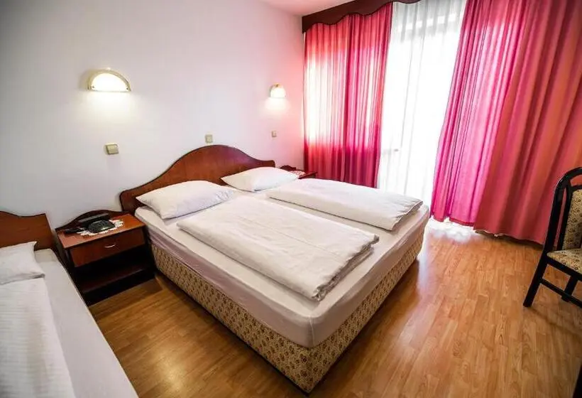 اتاق استاندارد سه تخته با بالکن, Guesthouse Leski Dvor