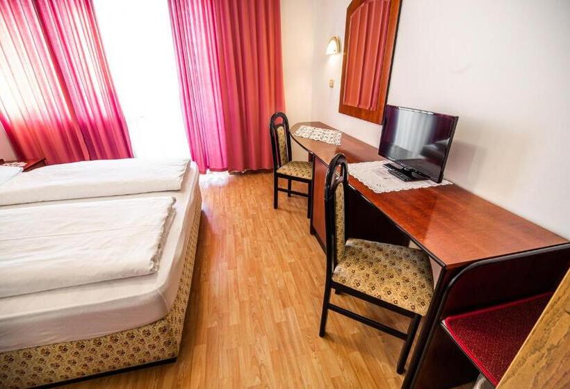 اتاق استاندارد سه تخته با بالکن, Guesthouse Leski Dvor