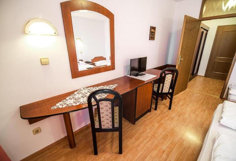 اتاق استاندارد سه تخته با بالکن, Guesthouse Leski Dvor