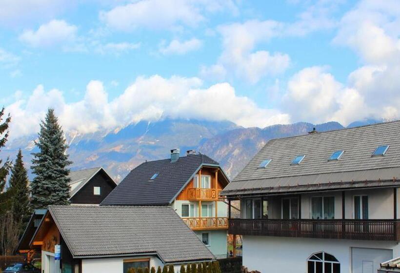 اتاق استاندارد سه تخته با بالکن, Guesthouse Leski Dvor