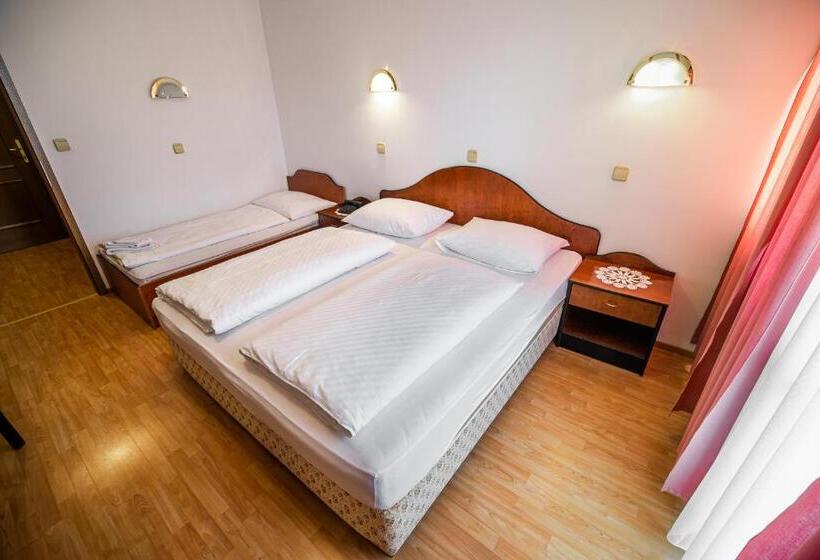 اتاق استاندارد سه تخته با بالکن, Guesthouse Leski Dvor